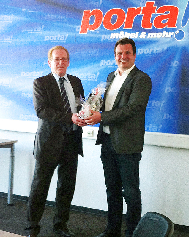 Thomas Ackermann, Vorsitzender des Vereins Rückenwind Alfter-Bornheim e.V., bedankt sich bei Karlfranz Klein, Geschäftsführer Möbel Porta in Bornheim, für seine Gastfreundschaft.